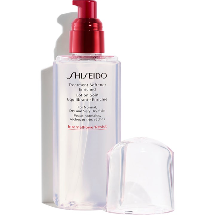 Shiseido Defend Treatment Softener Enriched 150 ml hoitava kasvovesi punaisella pumpulla ja läpinäkyvällä korkilla.