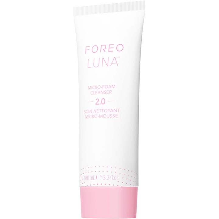 FOREO Luna Micro-Foam Cleanser 2.0 100 ml puhdistusvaahto syväpuhdistaa ihon valkoisessa tuubissa, jossa on pinkki korkki.