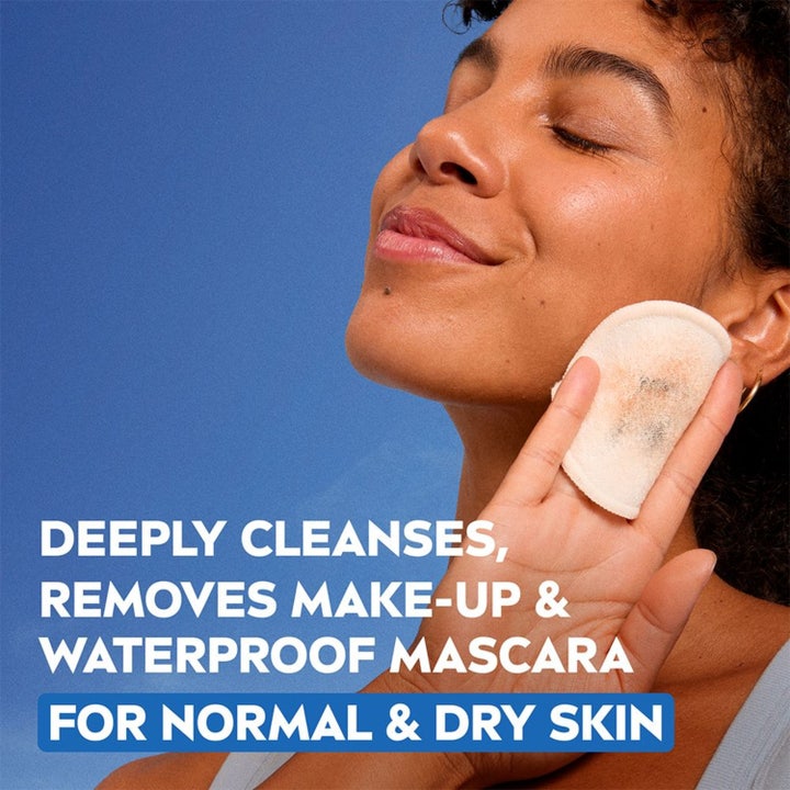NIVEA Refreshing Cleansing Milk 200 ml puhdistusemulsio poistaa meikin ja vedenkestävän ripsivärin nainen vanulapulla