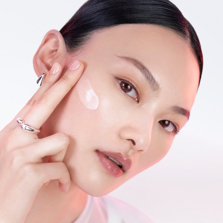 Lancôme Advanced Hydrazen Gel Cream 50 ml kosteuttava päivävoide ja vaaleanpunainen koostumus naisen kasvoilla