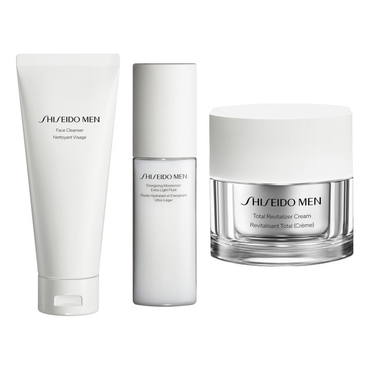 Shiseido Men elvyttävä ihonhoitosetti puhdistava tuubi, kevyt kosteusemulsio ja kasvovoide kirkkaassa lasipurkissa.