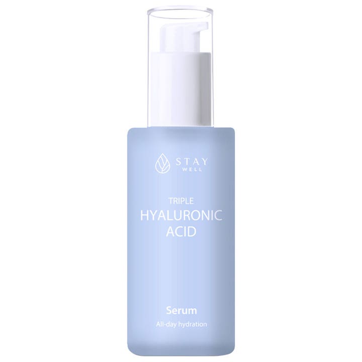 Stay Well Triple Hyaluronic Acid kosteuttava hyaluronihapposeerumi vaaleansinisessä huurrelasipullossa.
