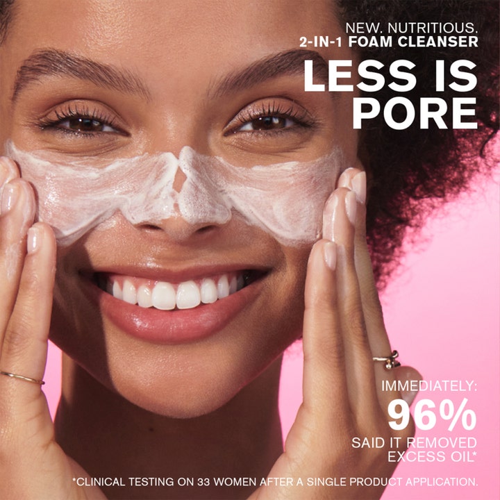 Estée Lauder Nutritious 2-In-1 Foam Cleanser 125 ml puhdistusvaahto poistaa rasvaisuutta. Nainen ja valkoinen vaahto.