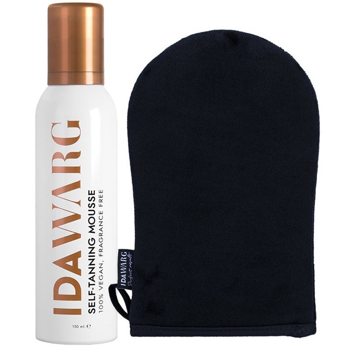 Ida Warg Self-Tanning Mousse 150 ml tuo päivettyneen hehkun valkoisessa pullossa pronssisella korkilla ja levityskinnas