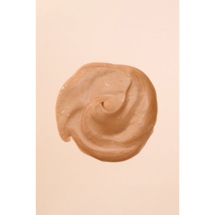 Hickap Hyaluronic Glow Set kosteuttava ihonhoitosetti sisältää heleyttävän seerumin ja voiteen puulaatikon edessä.