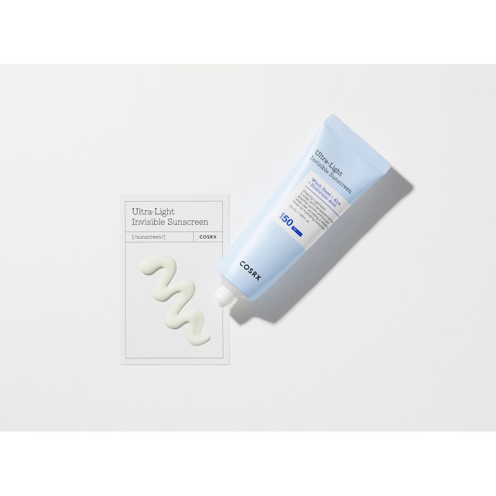 COSRX Ultra-Light Invisible Sunscreen 50 ml SPF50 aurinkovoide kasvoille vaaleansininen tuubi ja kevyt voidekoostumus