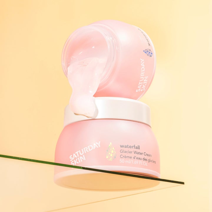 Saturday Skin Waterfall Glacier Water Cream 30 ml kosteuttava kasvovoide pinkissä purkissa, jossa on valuva geelikoostumus.