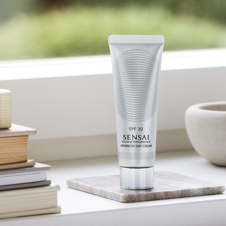 Sensai Cellular Performance Advanced Day Cream 50 ml suojaava aurinkovoide SPF 30 tyylikkäässä hopeisessa tuubissa.