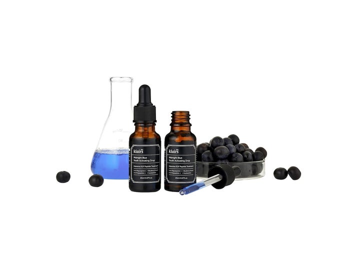 Klairs Midnight Blue Youth Activating Drop 20 ml uudistava seerumi tummissa lasipulloissa mustikoiden ja sinisen nesteen kera