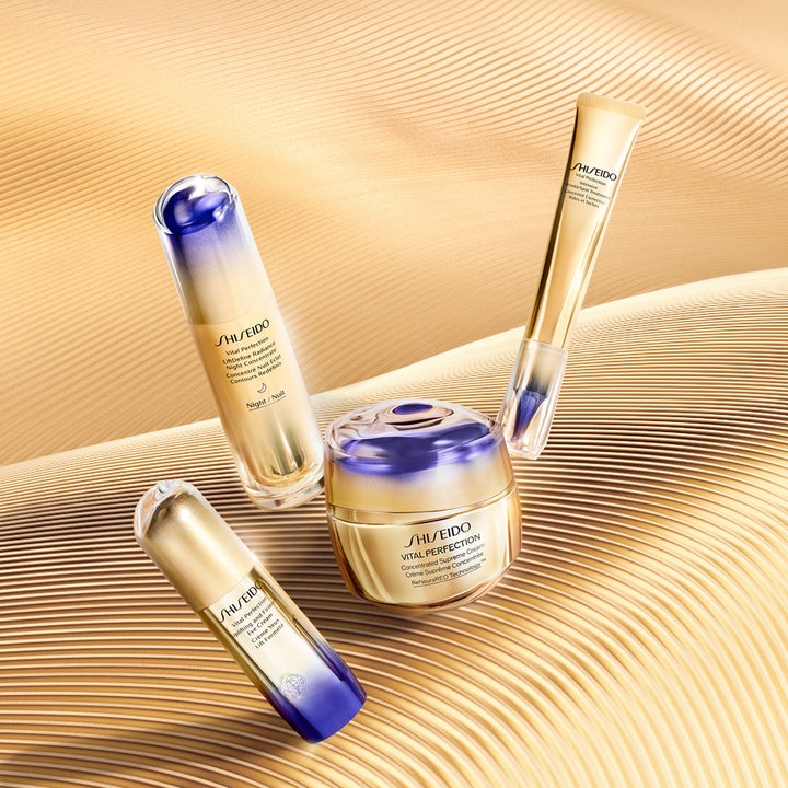 Shiseido Vital Perfection Concentrated Supreme Cream 50 ml kiinteyttävä voide kultaisessa purkissa kultaisella taustalla.
