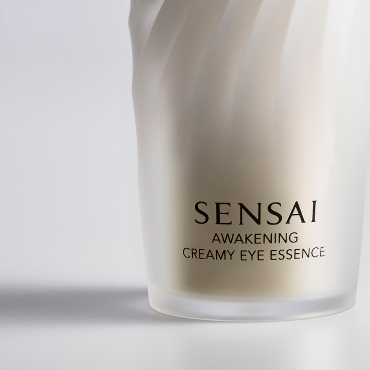 Sensai Awakening Creamy Eye Essence 20 g virkistävä silmänympärysvoide huurteisessa lasipullossa