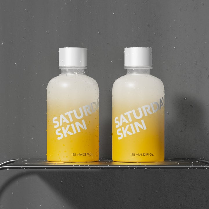 Saturday Skin Yuzu Vitamin C Brightening Toner 125 ml kirkastava kasvovesi keltaisessa liukuväripullossa.