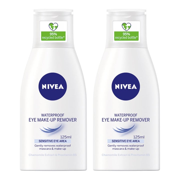 Nivea Waterproof Eye Make-Up Remover 125ml puhdistaa vedenkestävän meikin kahdessa valkoisessa muovipullossa.