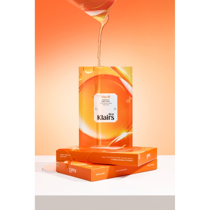 Klairs Vita 10 Radiance Sheet Mask 25 ml kirkastava kangasmaski oranssissa pakkauksessa, johon valuu seerumia.