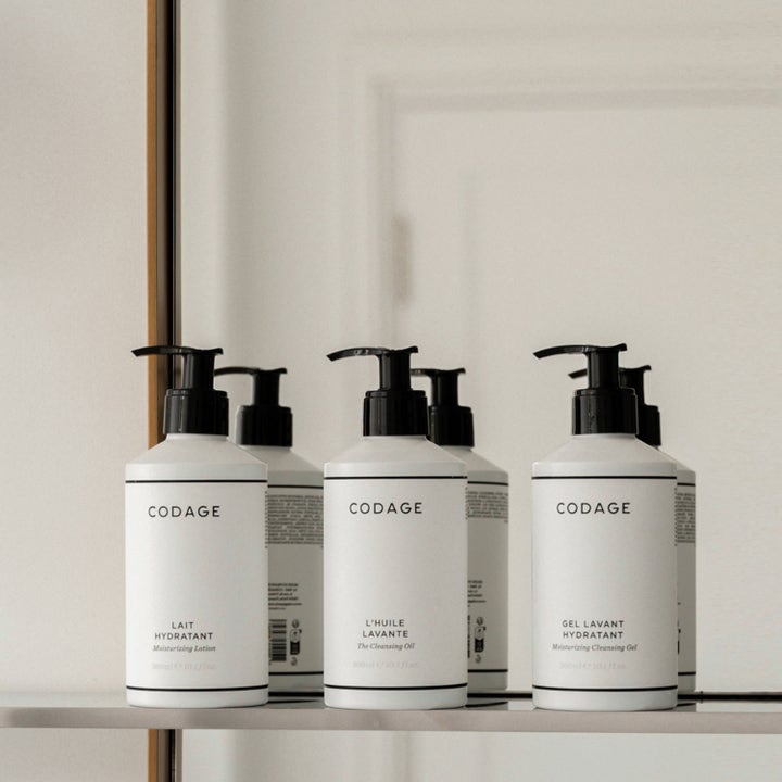Codage Paris The Moisturizing Cleansing Gel 300 ml kosteuttava suihkugeeli valkoisessa pumppupullossa peilin edessä.