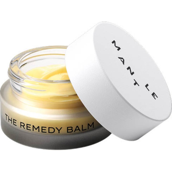 MANTLE The Remedy Balm 15 ml ravitseva hoitovoide, jossa on täyteläinen ja kermainen keltainen koostumus