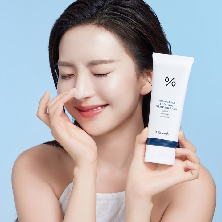 Dr. Ceuracle Pro Balance Soothing Cleansing Foam 150 ml rauhoittava puhdistusvaahto jota nainen levittää iholle.