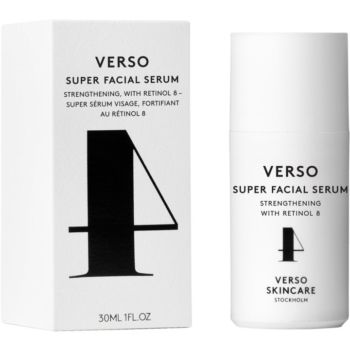 Verso N°4 Super Facial Serum 30 ml vahvistava retinoliseerumi valkoisessa pumppupullossa ja pakkauksessa.