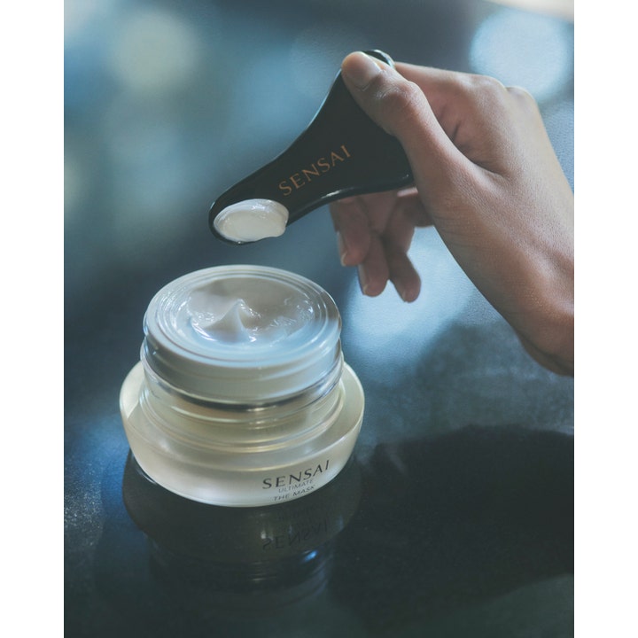 Sensai Ultimate The Mask 75 ml kosteuttava kasvonaamio mustalla lastalla ja täyteläisellä voidekoostumuksella.