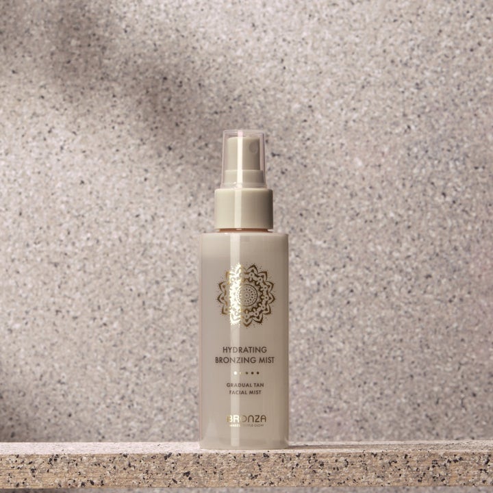 Bronza Hydrating Bronzing Mist Duo 2 x 100 ml kosteuttava itseruskettava suihke beige pullo kultaisella logolla