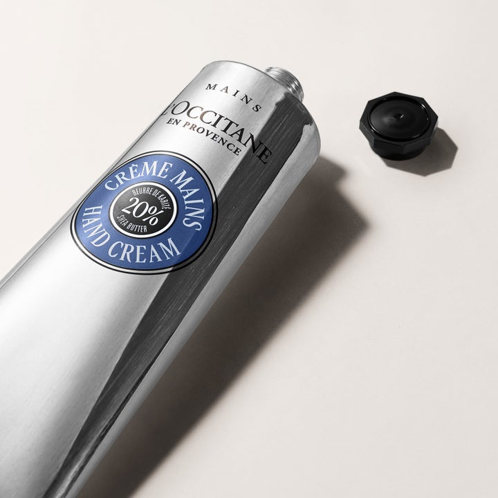 L'Occitane en Provence Shea Butter Hand Cream 150 ml kosteuttava käsivoide hopeisessa tuubissa mustalla korkilla.