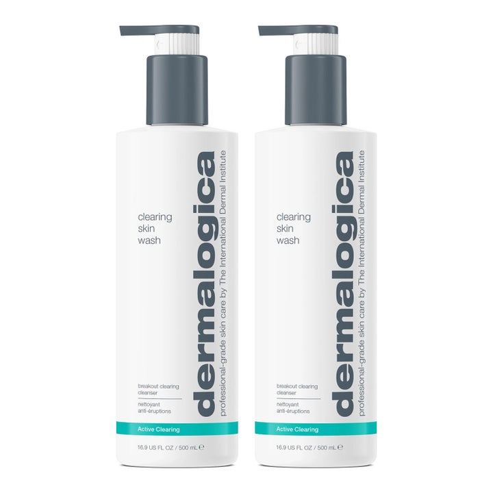 Dermalogica Clearing Skin Wash 500 ml puhdistava geeli epäpuhtauksille kahdessa valkoisessa pullossa harmaalla pumpulla