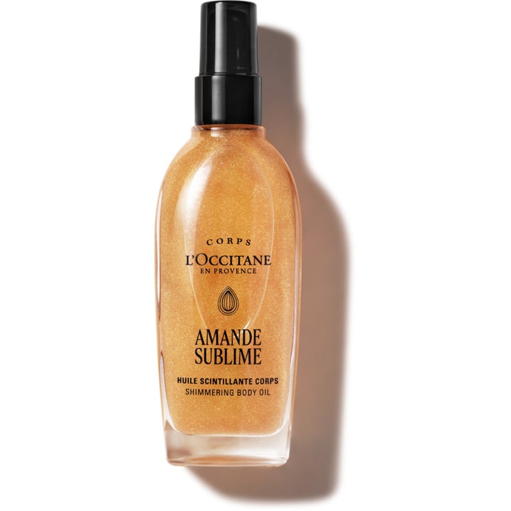 L'Occitane Amande Sublime heleyttävä vartaloöljy lasipullossa sisältää kultaista kimaltavaa öljyä ja mustan pumpun.