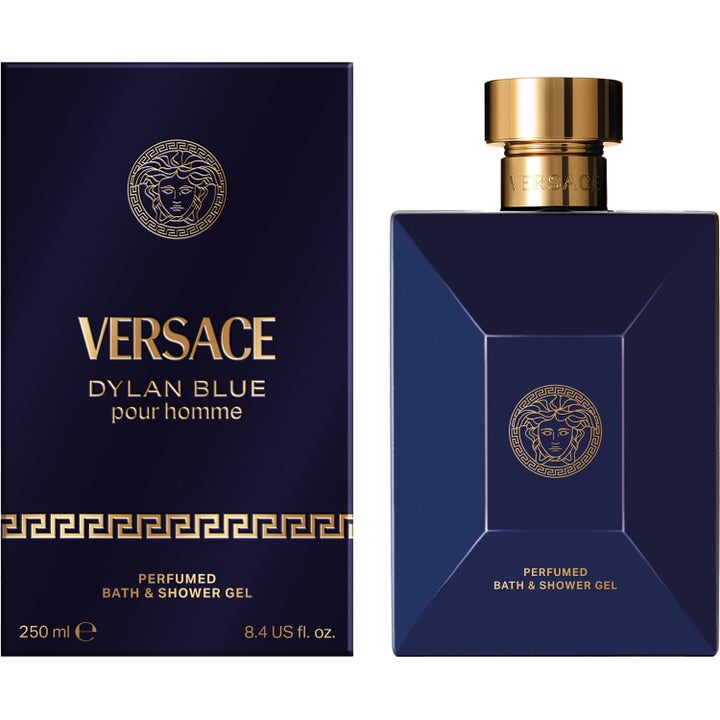 Versace Dylan Blue Pour Homme 250 ml puhdistava suihkugeeli tummansinisessä pullossa ja kultakorkkisessa pakkauksessa