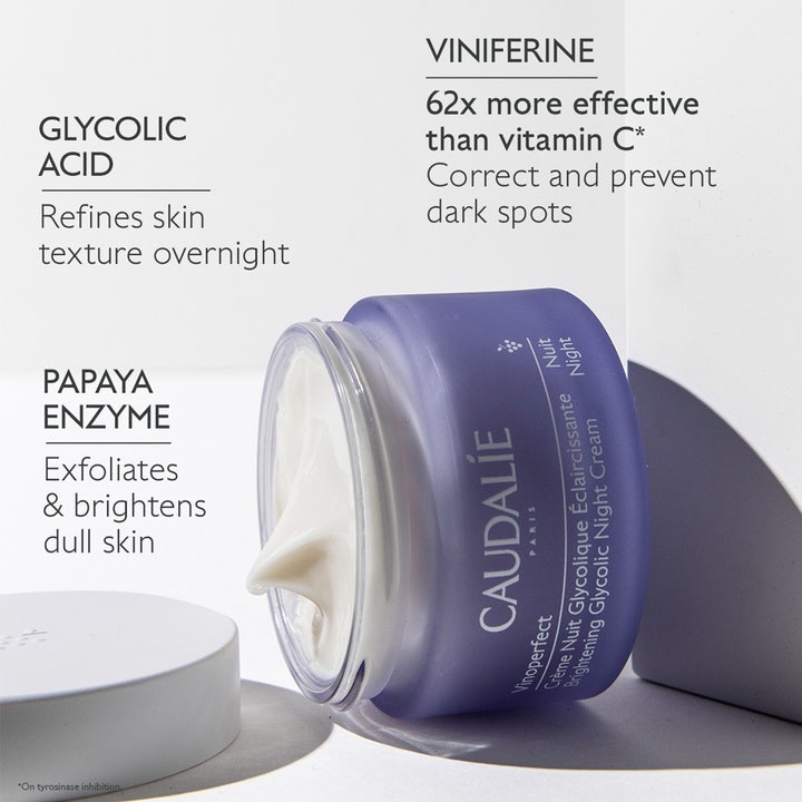 Caudalie Vinoperfect Glycolic Night Cream 50 ml kirkastava yövoide liilassa lasipurkissa, jossa on valkoinen koostumus.