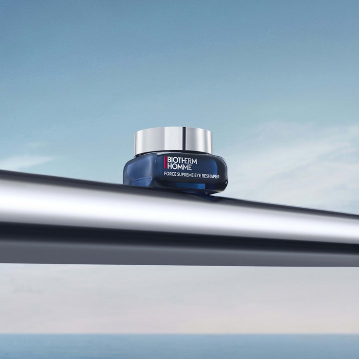 Biotherm Homme Force Supreme Eye Reshaper 20 ml kiinteyttävä silmänympärysvoide tummansinisessä hopeakantisessa purkissa.