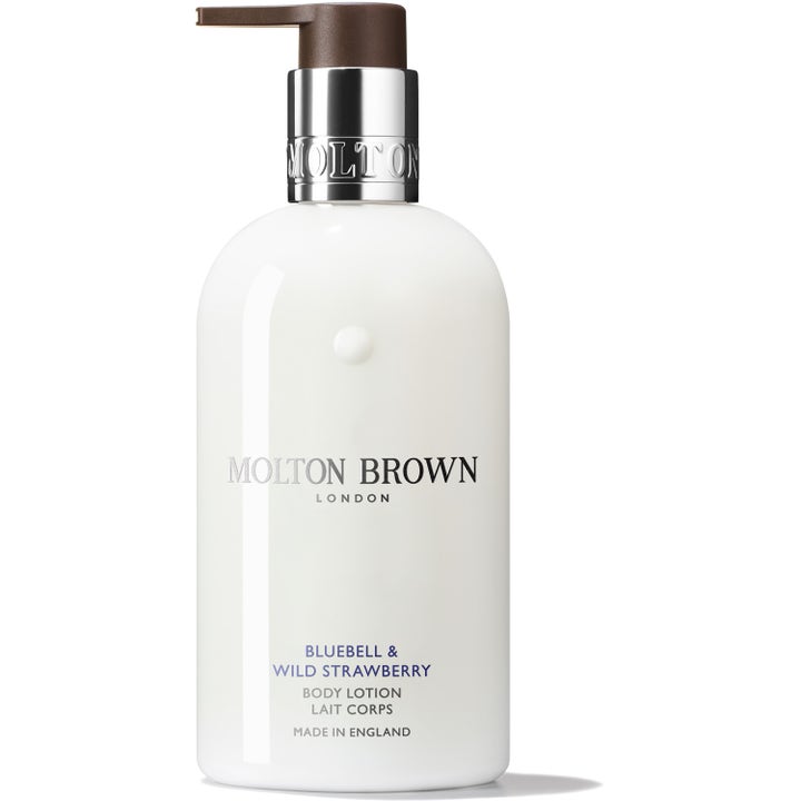 Molton Brown Bluebell & Wild Strawberry 300 ml kosteuttava vartalovoide valkoisessa pullossa jossa on ruskea pumppu.