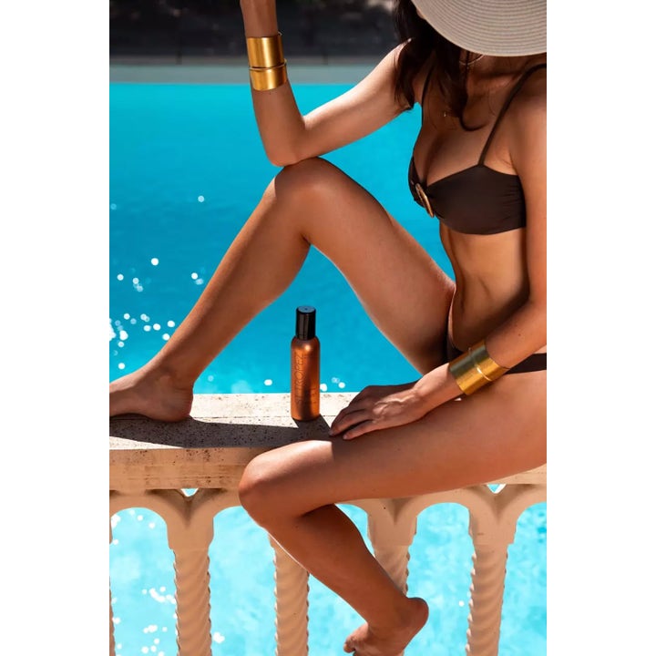 St.Tropez Instant Glow Body Bronzing Mousse 200 ml itsepäivittävä vaahto antaa hehkua uima-altaalla istuvalle.