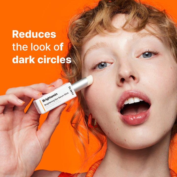 Dr.Jart+ Brightamin Brightening Eye Serum Stick 3,6 g kirkastava puikko häivyttää tummia silmänalusia mallin kasvoilla.