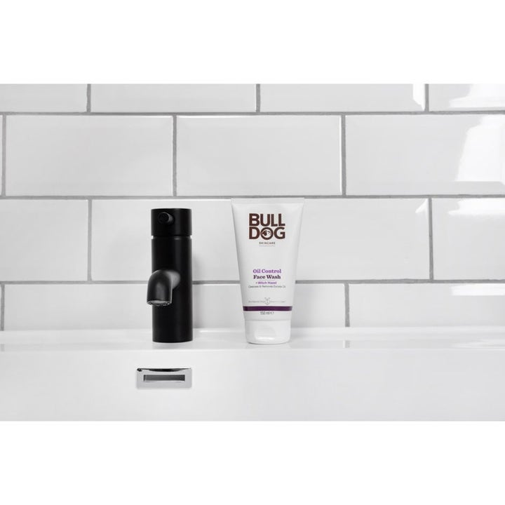 Bulldog Oil Control Face Wash 150 ml puhdistusgeeli rasvoittuvalle iholle valkoisessa tuubissa mustan hanan vieressä.