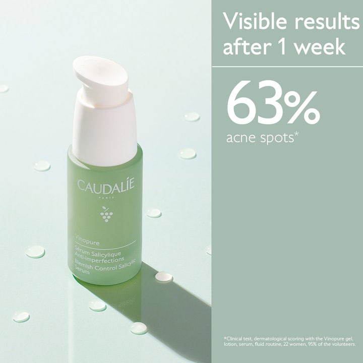 Caudalie Vinopure Blemish Control Salicylic Serum 30 ml vähentää epäpuhtauksia vihreässä pumppupullossa.