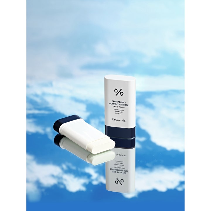 Dr. Ceuracle Pro Balance Sun Stick 18 g aurinkosuojapuikko SPF 50+ valkoisessa hylsyssä sinisellä pilvitaustalla.