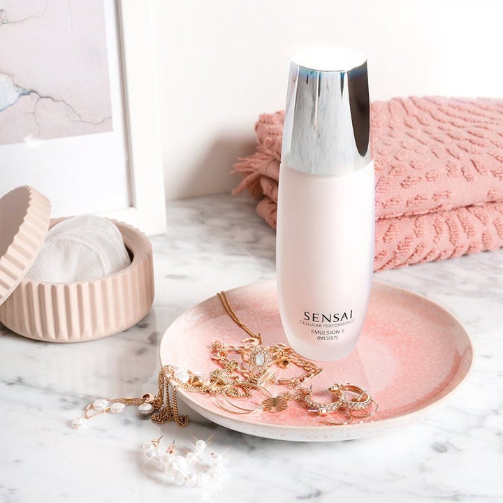 Sensai Cellular Performance Emulsion II Moist kosteusemulsio vaaleanpunaisella vadilla korujen kera.