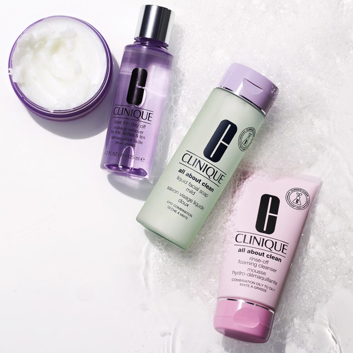 Clinique Take the Day off Makeup Remover 50 ml meikinpoistoaine purppurassa pullossa saippuakuplien ja muiden tuotteiden seassa.