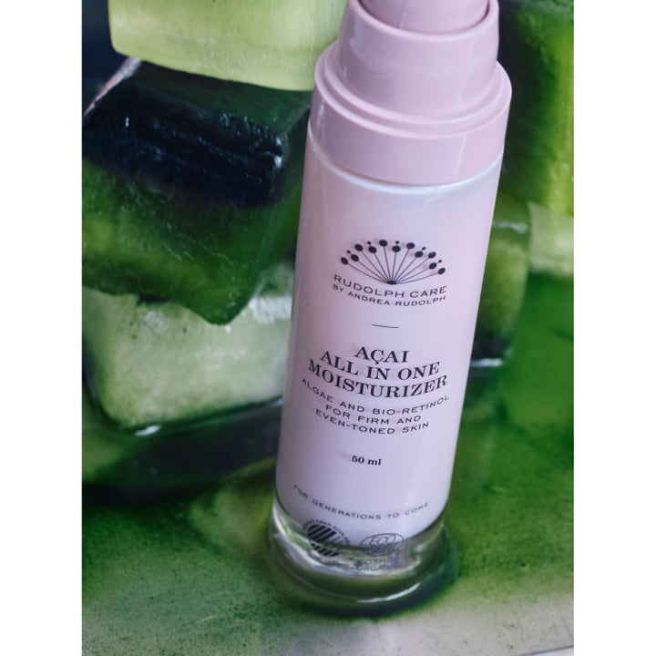 Rudolph Care Acai All In One Moisturizer 50 ml kosteusvoide vaaleanpunaisessa pumppupullossa vihreiden jääpalojen päällä