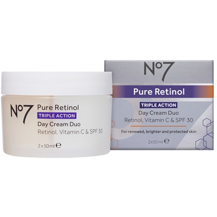No7 Pure Retinol Triple Action Day Cream Duo 2 x 50 ml kirkastava päivävoide SPF 30 valkoisessa purkissa ja hopeisessa rasiassa.