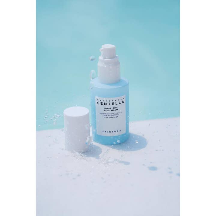 SKIN1004 Madagascar Centella Hyalu-Cica Blue Serum 50 ml kosteuttava seerumi vaaleansinisessä pullossa vesiroiskeilla