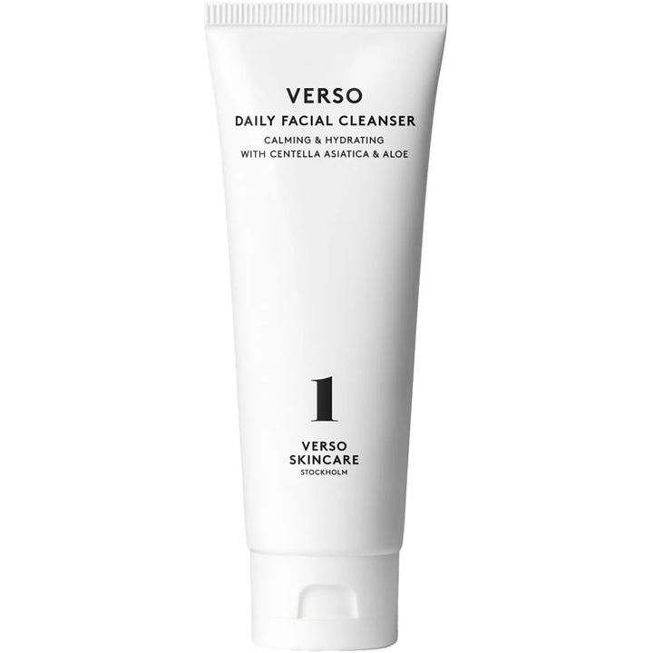 Verso Daily Facial Cleanser puhdistusvoide rauhoittaa ihoa sisältäen centellaa ja aloeta valkoisessa tuubissa.
