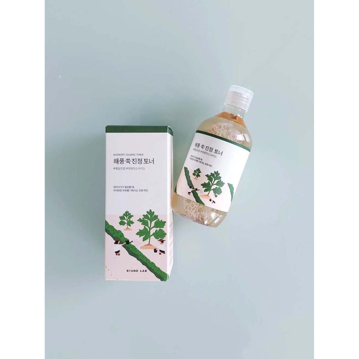 Rauhoittava Round Lab Mugwort Calming Toner 300 ml kasvovesi ja pakkaus kuvituksella.