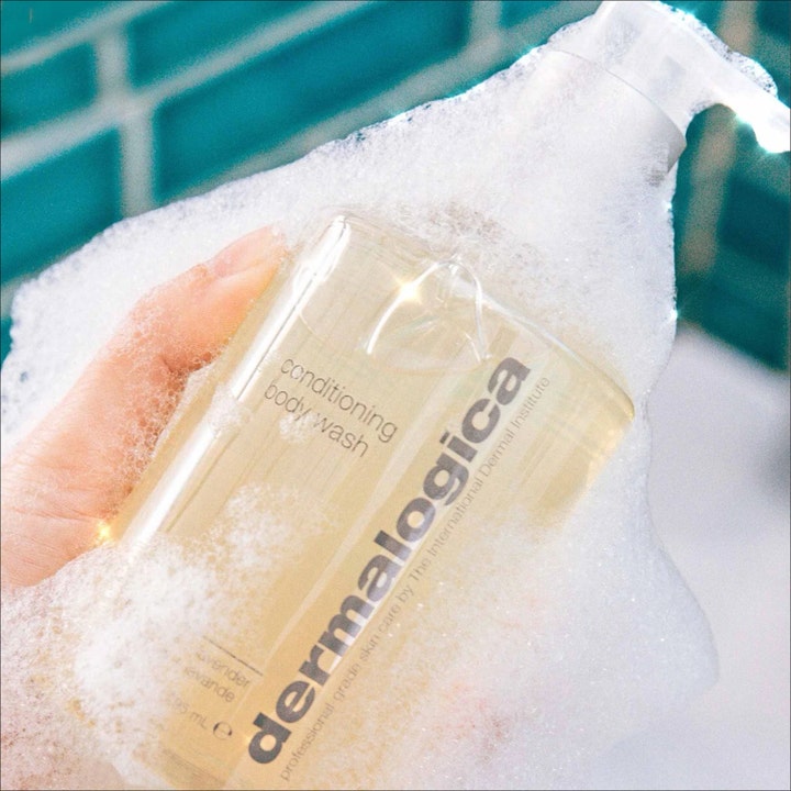 Dermalogica Conditioning Body Wash 295 ml kosteuttava suihkugeeli runsaan valkoisen vaahdon peittämässä pullossa.