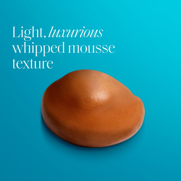 St.Tropez Self Tan Express Dark Whipped Mousse 200 ml itseruskettava vaahto ja sen ylellisen kevyt ruskea koostumus.