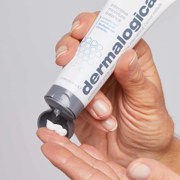 Dermalogica Intensive Moisture Balance 100 ml ravitseva kasvovoide, jonka täyteläinen koostumus puristetaan tuubista.