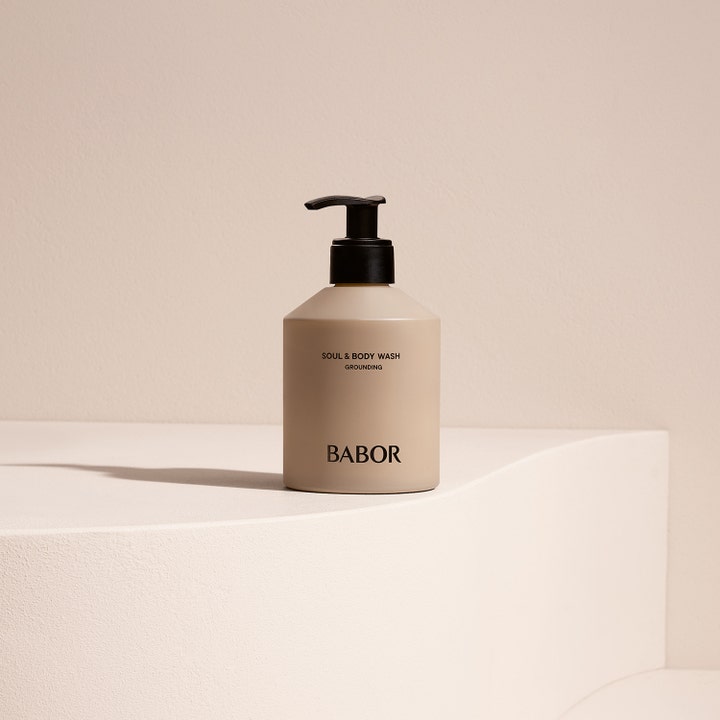 Babor Soul & Body Wash Grounding 250 ml puhdistava suihkugeeli beigessä mattapintaisessa pumppupullossa.