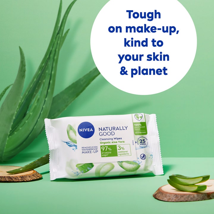 Nivea Naturally Good Wipes 25 kpl puhdistusliinat meikinpoistoon aloe vera -kasvin lehtien ympäröimänä.