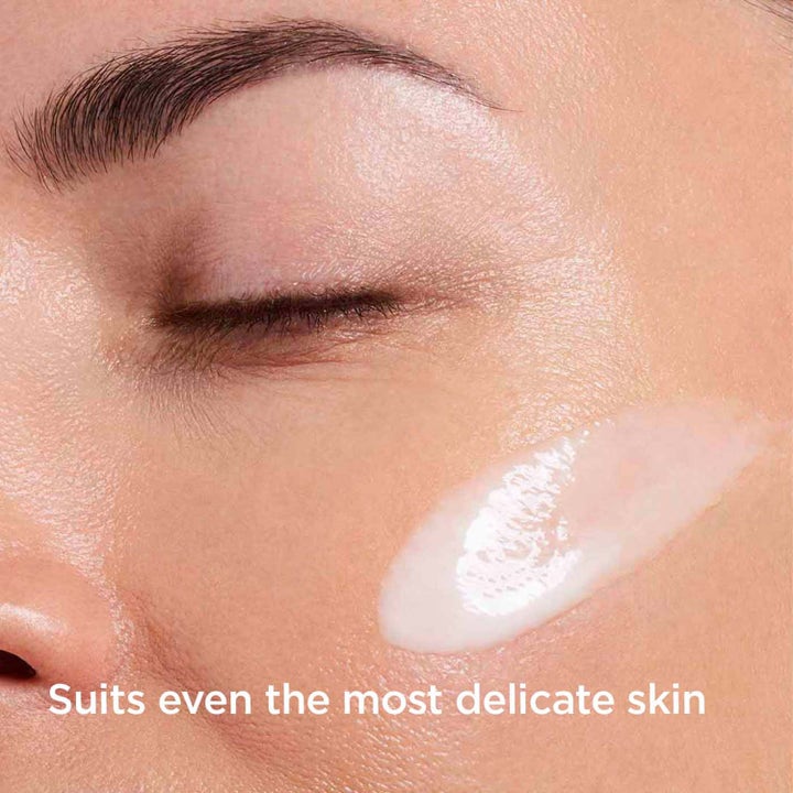 Clarins Bright Plus Advanced Expert Serum 30 ml kirkastava seerumi ja teksti Suits even the most delicate skin.