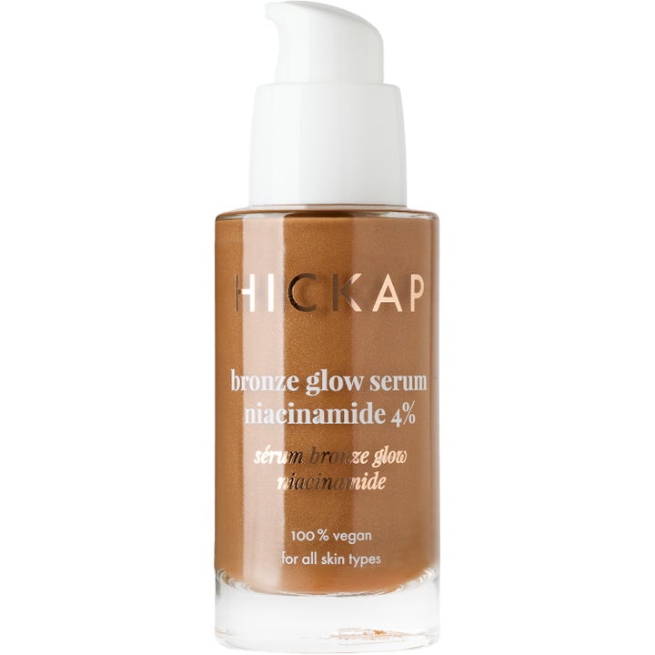 Hickap Bronze Glow Serum Niacinamide 4% heleyttävä seerumi lasipullossa valkoisella pumpulla ja pronssisella hohdolla